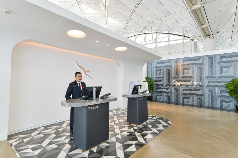 qantas hong kong international lounge welcome desk